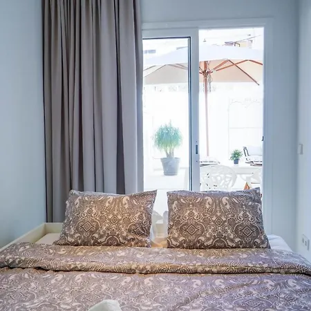 Camelot By Hello Homes סיטגס